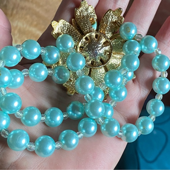 JEWELRY SALE!VTG beaded stretch bracelet,aqua pearls,3-D gold/aqua enamel flower - Picture 6 of 7